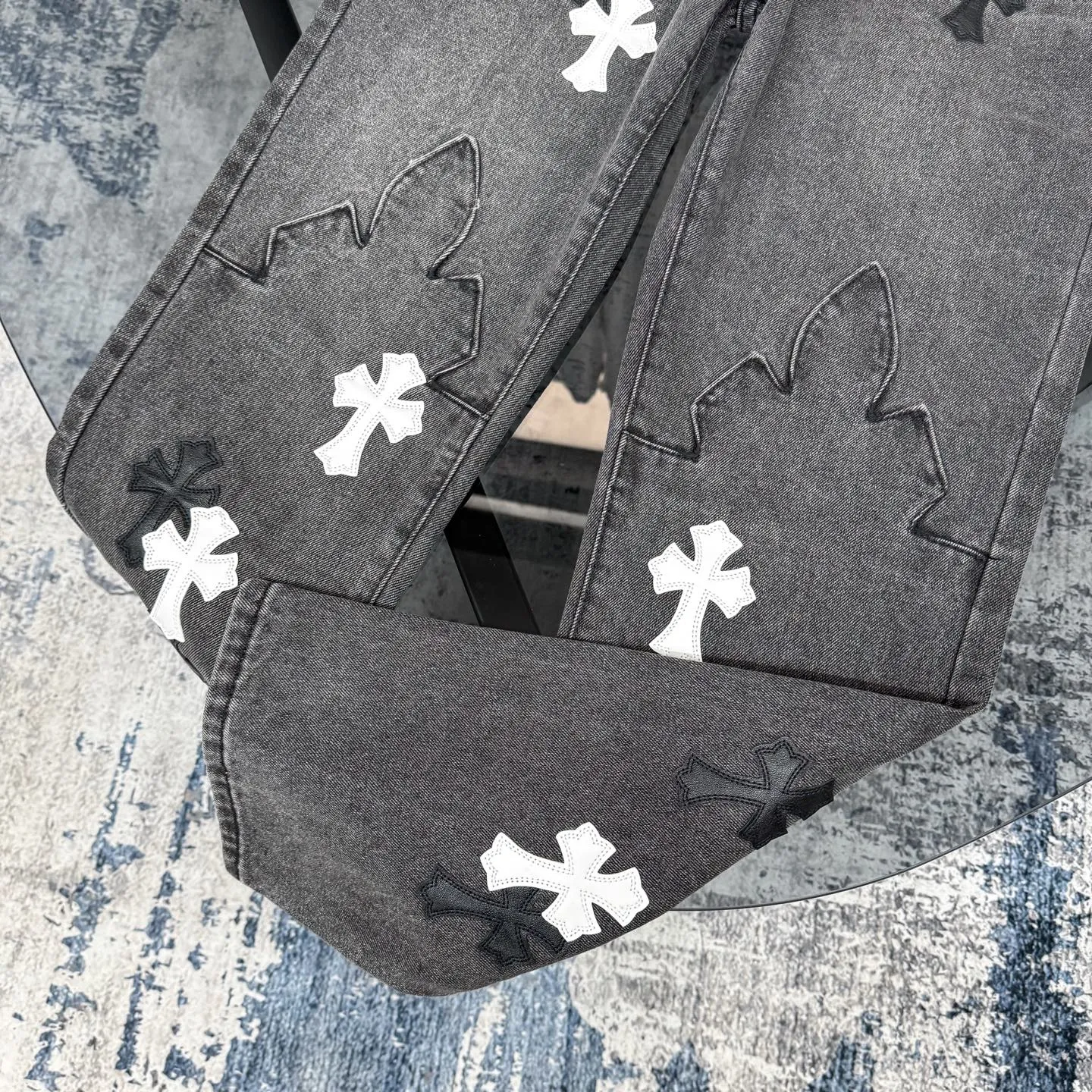 P280 Chrome Hearts city-limited flame black and white leather jeans need to be washed after the finished product is disassembled and hand-made with sheepskin cross leather and then spliced ​​together. The whole piece has too many craftsmanship to explain. The cabinet price is 34W+, the patchwork is decorated with cross flowers, and the high-waisted washed jeans! ! Absolutely high-end luxury products, 8W+ level god-level single products, super popular products, made with top heavy industry, a magic weapon that cannot be missed. About Kroxin This is an extremely luxurious fashion brand, which can also be called the aristocrats of the high street. It has always been an exclusive brand for some hipsters or rich second generation. Compared with ordinary high streets, it is more luxurious and noble. Compared with luxury brands, it has a more fashionable personality and has always been a brand that I have a special liking for. Size: 28 30 32 34 (corresponds to S-XL) Size chart: 28 Waist 76 Pants length 104 Hips 98 30 Waist 80 Pants length 105 Hips 102 32 Waist 84 Pants length 106 Hips 106 34 Waist 88 Pants length 107 Hips 110